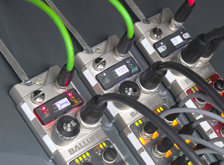 IOModules with integrated display and manipulation protection